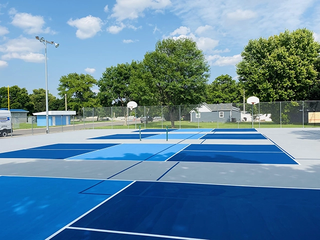 Sơn lại 1 lớp sàn cũ pickleball trường học Mixsports